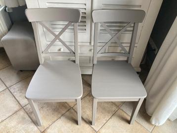 2 chaises en bois peintes en gris.   beschikbaar voor biedingen