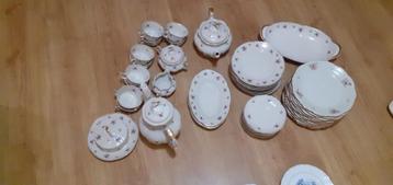 Oud servies met bloemetjes motief beschikbaar voor biedingen