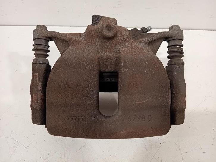 REMKLAUW LINKS VOOR Audi A3 Sportback (8VA / 8VF) (6798D), Auto-onderdelen, Remmen en Aandrijving, Audi, Gebruikt