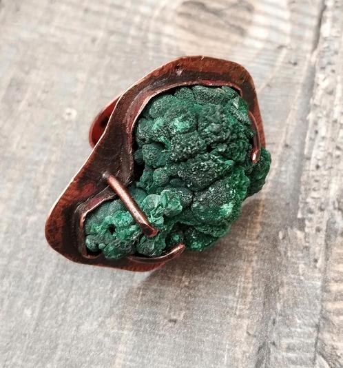 Exclusieve koperen Art Brut ring Hyvärinen ruwe malachiet, Handtassen en Accessoires, Ringen, Zo goed als nieuw, Ophalen of Verzenden