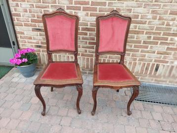 2 antieke stoelen beschikbaar voor biedingen