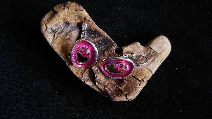 nieuw - artistieke O-vormige fuchsia oorbellen met pareltje, Bijoux, Sacs & Beauté, Boucles d'oreilles, Neuf, Pendantes, Rose