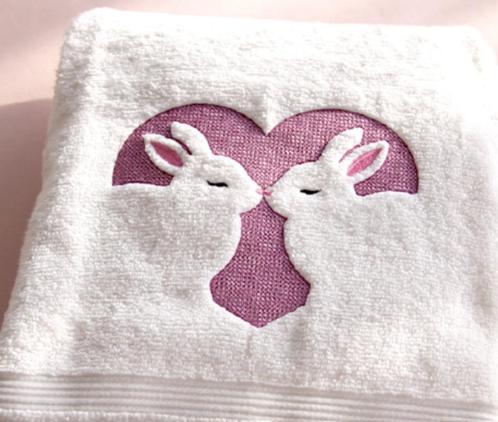 Handdoek met verliefde konijntjes, Huis en Inrichting, Badkamer | Badtextiel en Accessoires, Nieuw, Handdoek, Wit, Ophalen of Verzenden
