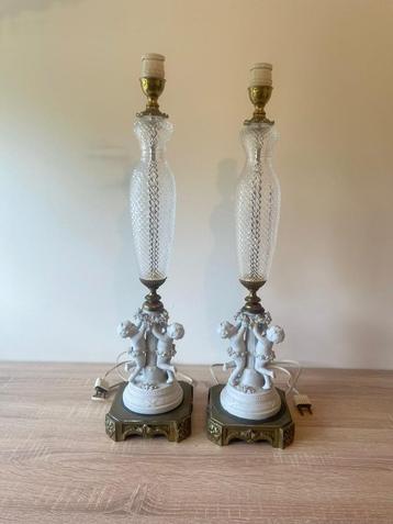 Paar lampen met putti figuren  beschikbaar voor biedingen
