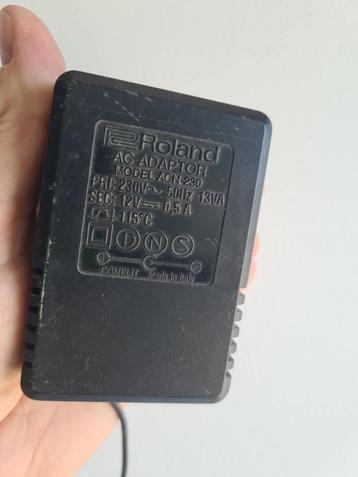 Adaptateur Roland ACN/230, 13v, 0.5A, Musique & Instruments, Enlèvement ou Envoi, Comme neuf, Autres nombres, Roland