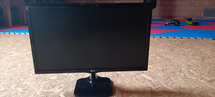 lg scherm, Computers en Software, Monitoren, Zo goed als nieuw, DVI, HDMI, VGA, Kantelbaar, HD, Ophalen