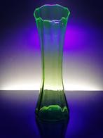 Uranium groen gekleurde art deco glazen vaas "Doyen", Antiek en Kunst, Antiek | Glaswerk en Kristal, Ophalen of Verzenden