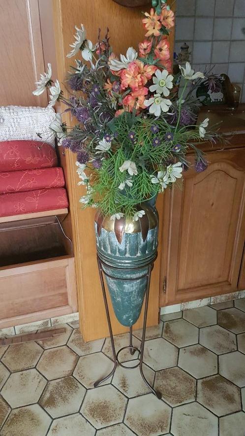 Amfora-achtige vaas in groene steen met smeedijzeren steun, Tuin en Terras, Bloempotten, Zo goed als nieuw, Aardewerk, Binnen