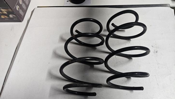 Spiraalveer voorzijde BMW 5 serie E39 kleurcode bruin, Auto-onderdelen, Ophanging en Onderstel, BMW, Gebruikt, Herkomst onderdeel bekend