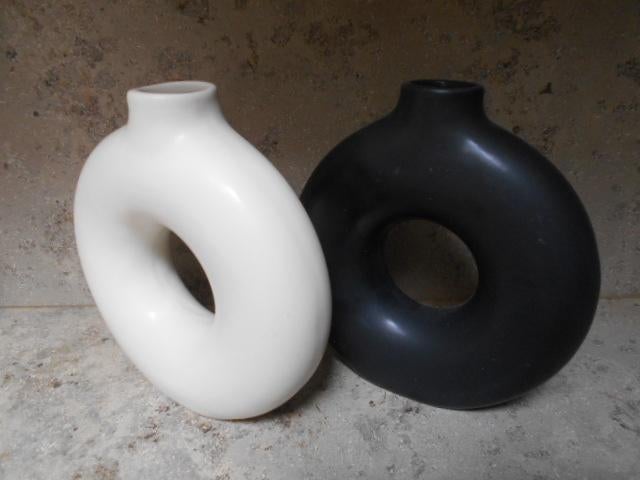 2 Ronde vazen, wit en zwart, Ophalen of Verzenden, Zo goed als nieuw, Overige kleuren