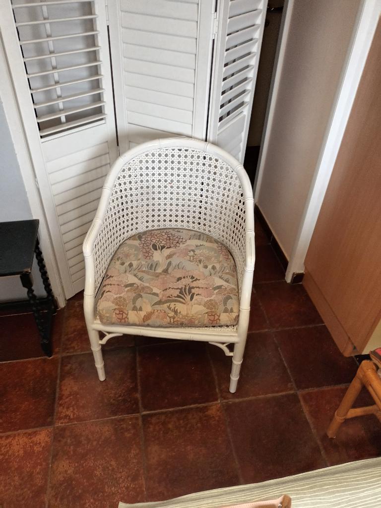 TWEE ROTANSTOELEN MET TAFELTJE IN MASSIVE BAMBOE, Antiek en Kunst, Curiosa en Brocante, Ophalen