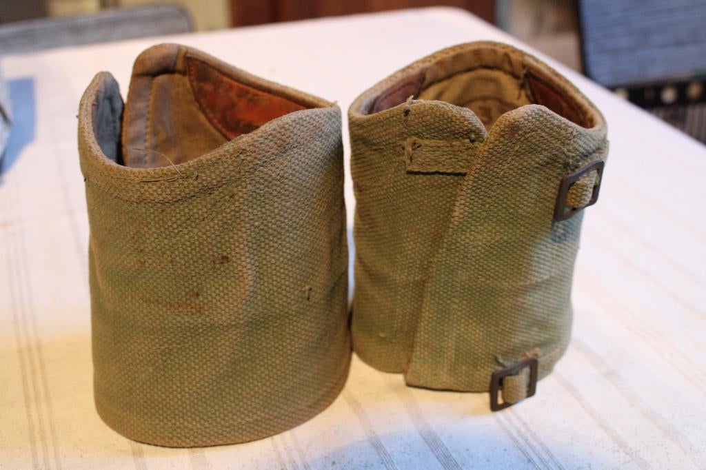 Originele Britse beenkappen, gedateerd 1945, Verzamelen, Ophalen of Verzenden, Landmacht, Kleding of Schoenen