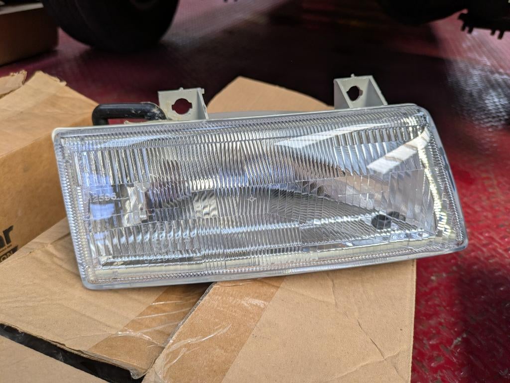 phare droit chrysler voyager 92-95, Enlèvement, Neuf, Chrysler