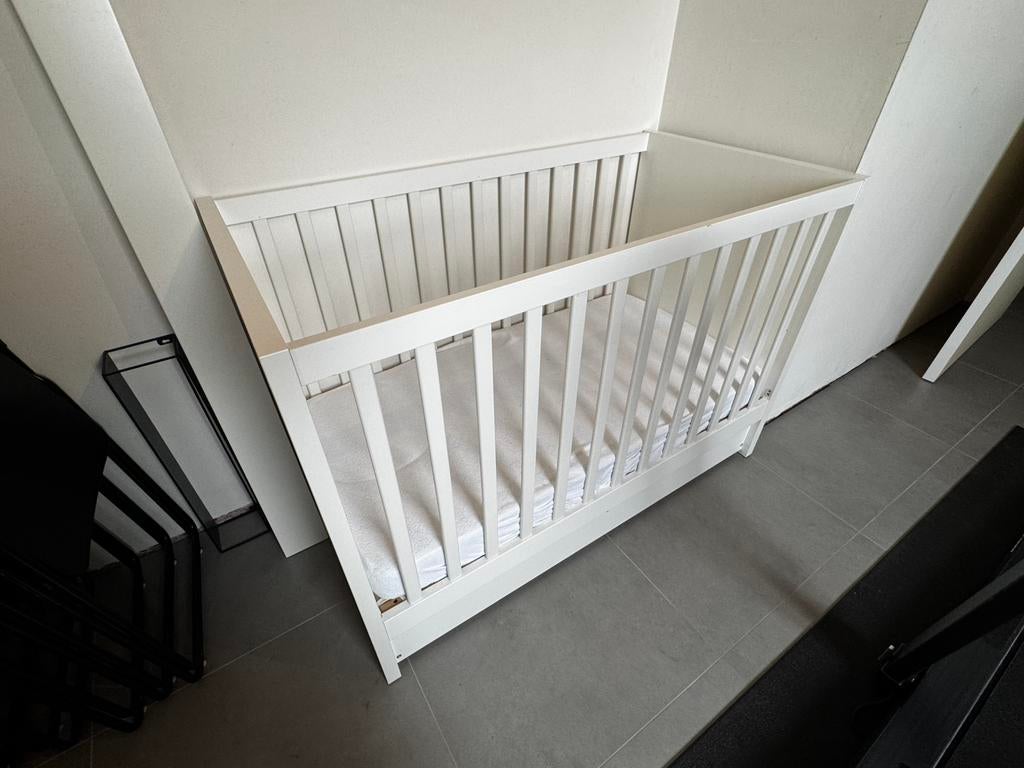 SUNDVINK Ikea Lit bébé + matelas, Enlèvement, Comme neuf, Matelas