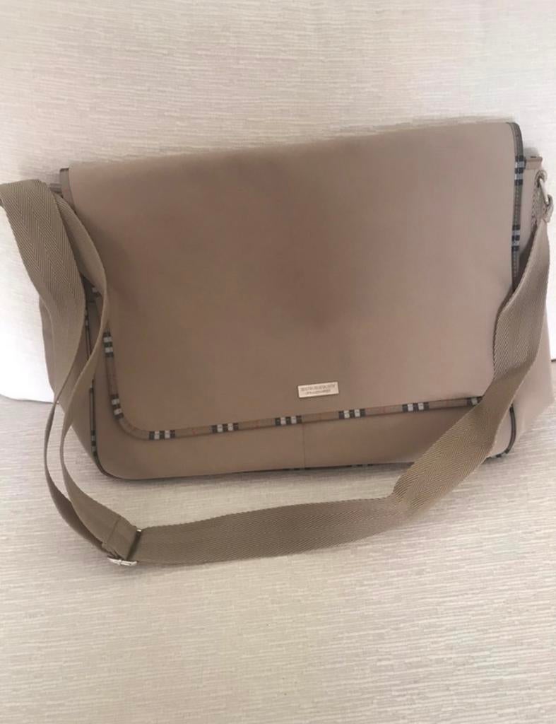 Nieuwe BURBERRY tas/etui in beige waterdichte stof, Ophalen, Nieuw, Beige