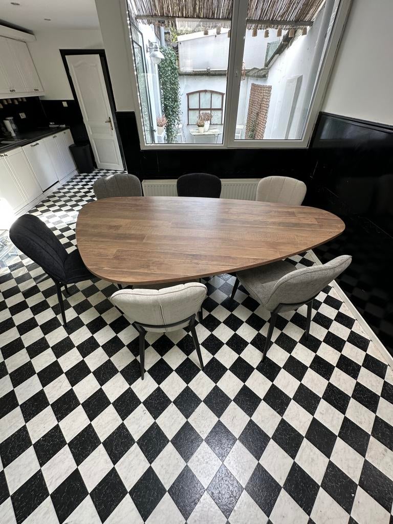 Eettafel in eikehout op zwarte metalen poot, Huis en Inrichting, Ophalen of Verzenden, Zo goed als nieuw, Vijf personen of meer