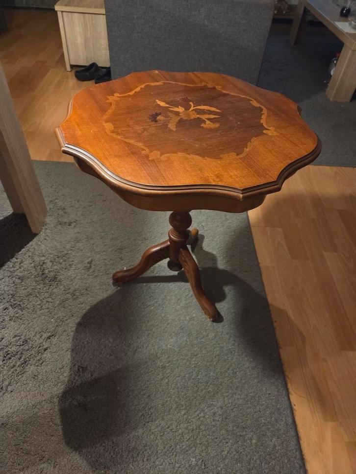 Table en bois sur pied.(Blankenberge), Antiquités & Art, Antiquités | Meubles | Tables, Enlèvement