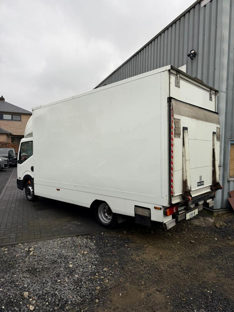 Nissan Cabstar avec hayon déjà inspecté, voiture avec TVA, Autos, Achat, Entreprise, Boîte manuelle, Noir
