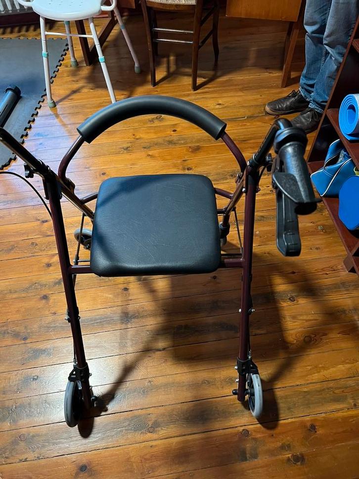 Tribune legere pliable quasi neuve, Divers, Déambulateurs, Comme neuf, Pliable, Enlèvement