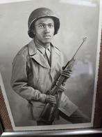Us soldaat met m1 carabijn en wo2 postzegel., Verzamelen, Ophalen of Verzenden, Landmacht, Foto of Poster