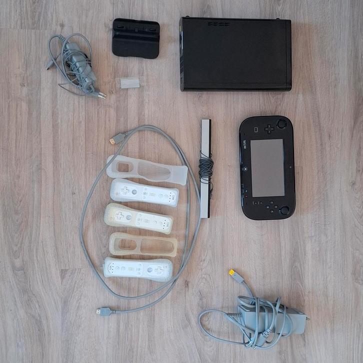Wii U Black 32 GB Bundle – 3 Controllers, 128 GB SD, Handtassen en Accessoires, Kettingen, Ophalen