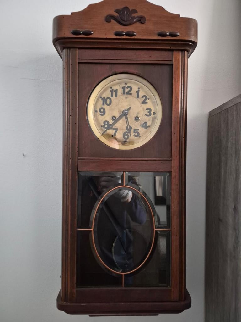 Belle ancienne horloge murale à balancier en bois – pendule, Antiquités & Art