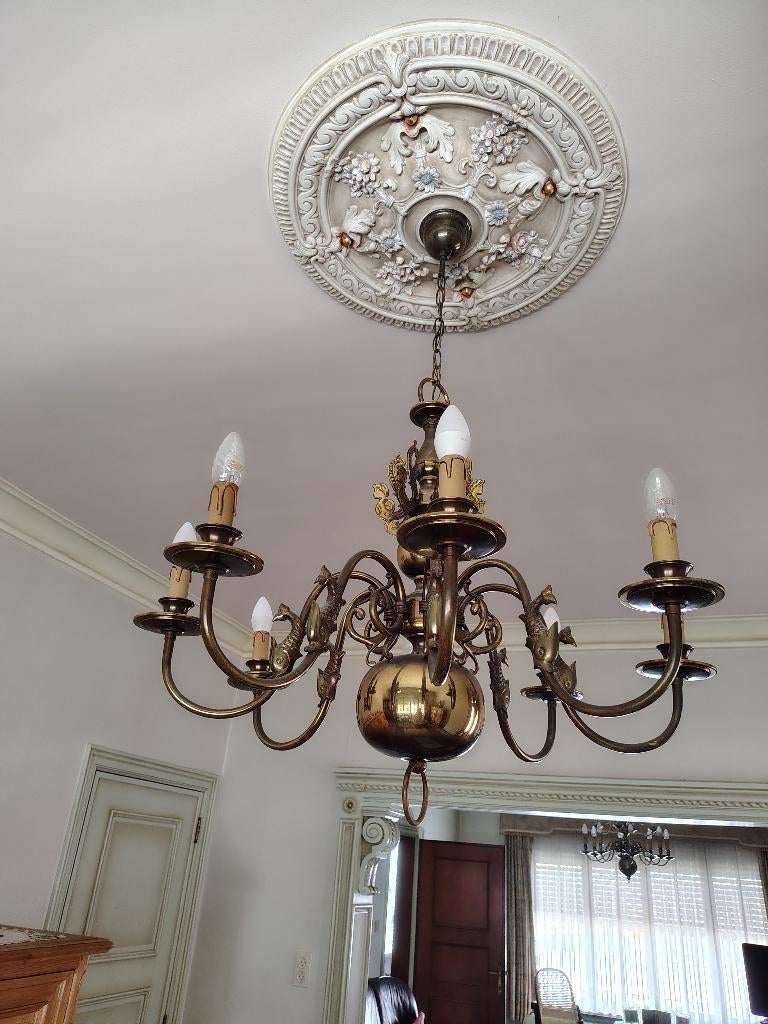 Lustre en bronze, Enlèvement