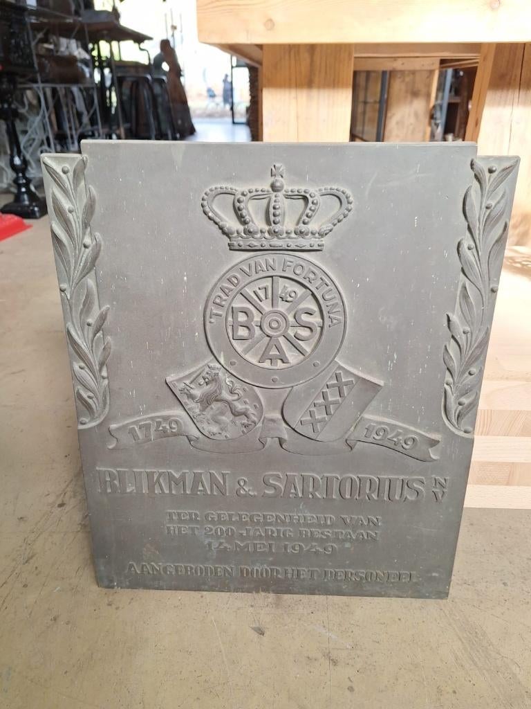 herdenking plaat uit amsterdam uit 1949, Antiek en Kunst, Antiek | Brons en Koper, Brons, Ophalen of Verzenden