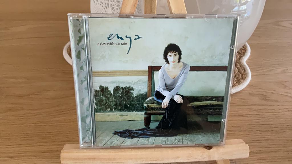 Cd Enya, Collections, Broches, Pins & Badges, Enlèvement ou Envoi, Comme neuf