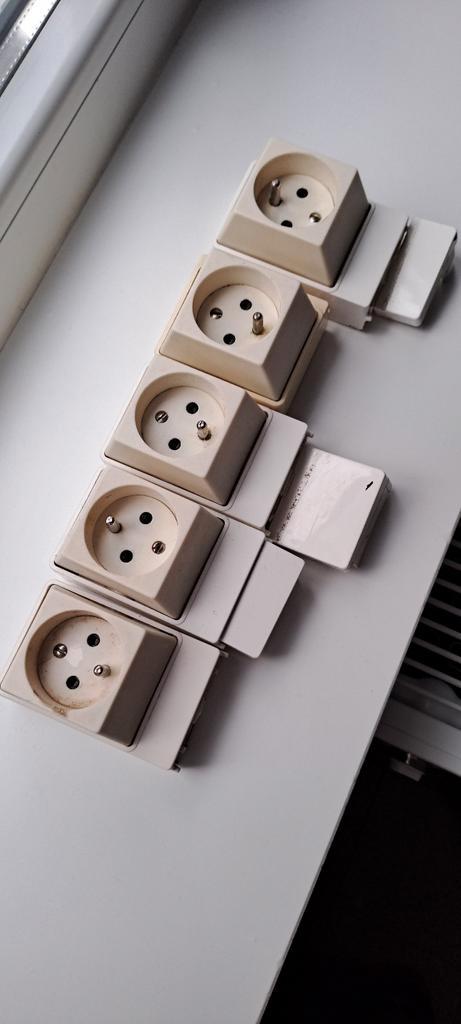 Prise de courant pour goulotte solide a saisir ↙️, Doe-het-zelf en Bouw, Elektriciteit en Kabels, Zo goed als nieuw, Stekker, Ophalen