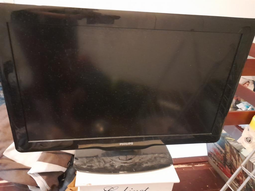 Zwarte Philips tv met afstandsbediening, Ophalen, Philips, LCD, Refurbished