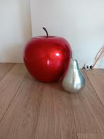 Pomme et poire décoratives, Enlèvement