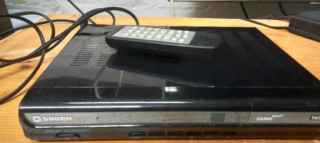 Décodeur Sagem ISD75 TNT SAT avec télécommande, Audio, Tv en Foto, Schotelantennes, Ophalen of Verzenden, Gebruikt