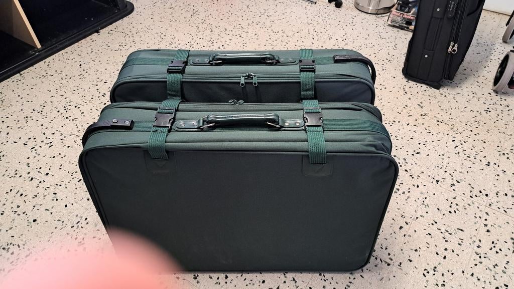 2 reiskoffers met riemen en treklus ,wel wielen, geen troly, Ophalen