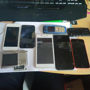 Lot de  smartphones , , ipod , GSM et appareil photo.