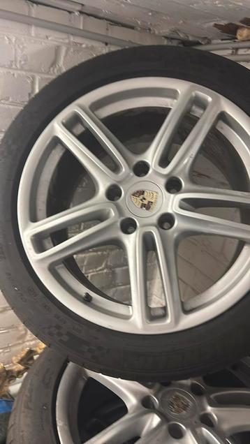 Porsche velgen met banden beschikbaar voor biedingen