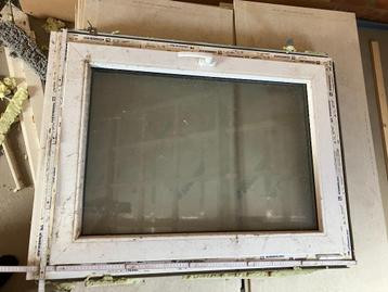 PVC raam melkglas 110cmx83cm beschikbaar voor biedingen