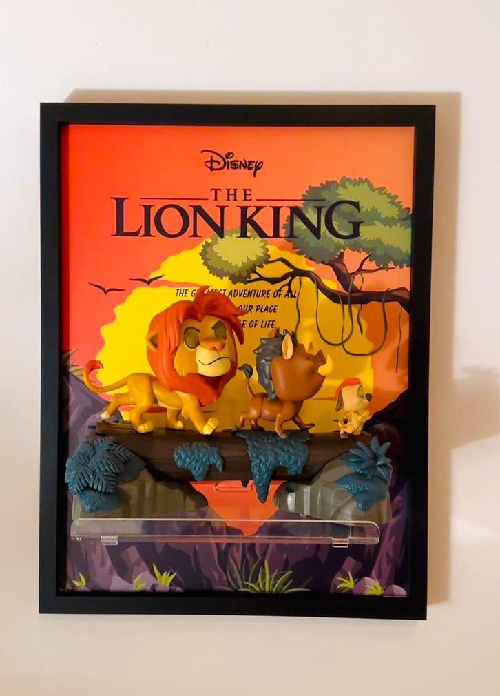 3040 The Lion King frame — Kartonnen achtergrond met veren, Verzamelen, Disney, Zo goed als nieuw, Ophalen of Verzenden