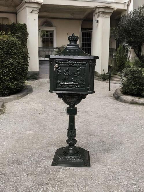 Pracht staande brievenbus in een antiek look., Tuin en Terras, Brievenbussen, Nieuw, Staande brievenbus, Aluminium, Ophalen