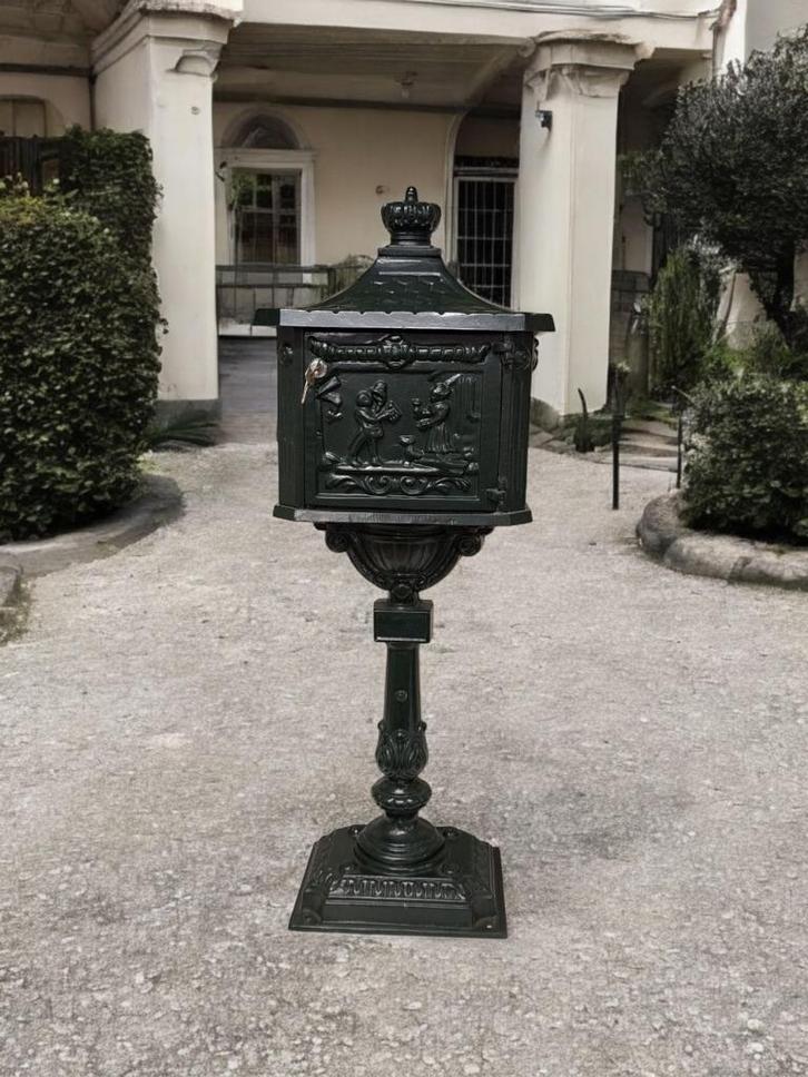 Pracht staande brievenbus in een antiek look., Tuin en Terras, Brievenbussen, Nieuw, Staande brievenbus, Aluminium, Ophalen