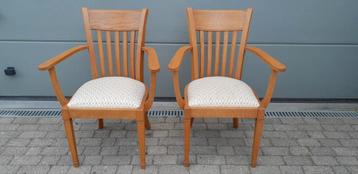 Eiken stoelen met armleun beschikbaar voor biedingen