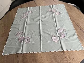 Vintage vierkante tafeldoek 85 x 85 beschikbaar voor biedingen