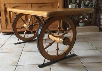 Eikenhouten salontafel voor de woonkamer met 2 karwielen beschikbaar voor biedingen