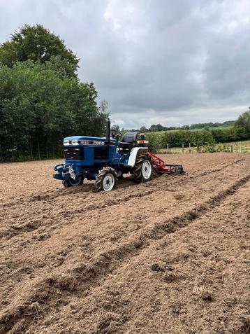 Tuinenleuckx minitractor werktuigen kraan & chauffeur tehuur beschikbaar voor biedingen