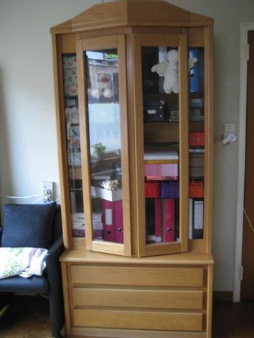 Vitrinnekast beschikbaar voor biedingen