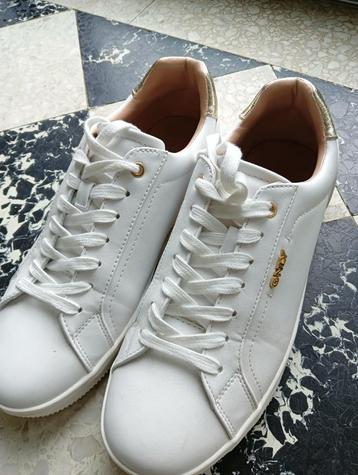 Witte sneakers ONLY