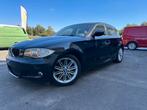 BMW 118i pakket M, Auto's, BMW, Zwart, 4 cilinders, Leder en Stof, Zwart