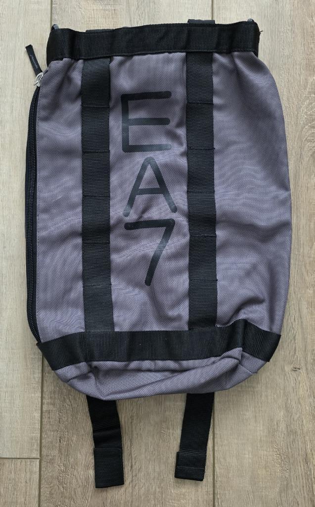 100% ORIGINELE Emporio Armani rugtas, Handtassen en Accessoires, Tassen | Rugtassen, Zo goed als nieuw, Overige merken, 40 cm of meer