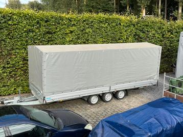 Gesloten aanhangwagen met huif beschikbaar voor biedingen