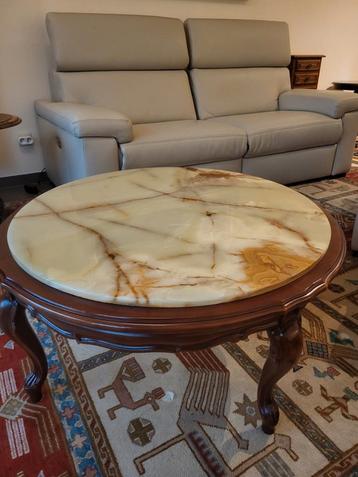 Antieke salontafel met marmeren blad  beschikbaar voor biedingen